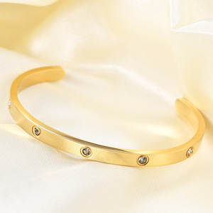 Bracelet unisexe en acier inoxydable plaqué or 18 carats, serti de diamants de 5 mm en forme de C, style européen et américain, cadeau idéal. - Product Image 1