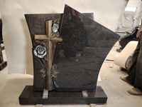 Diverses pierres tombales anciennes en granit sculpté avec motif de rose pour cimetières, tombes et monuments