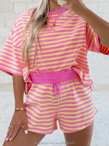 Set Estivo Casual da Donna: Top Corto con Collo Tondo e Logo Personalizzato, Completo Due Pezzi con Maglietta a Maniche Corte e Pantaloncini a Righe - Product Image 1