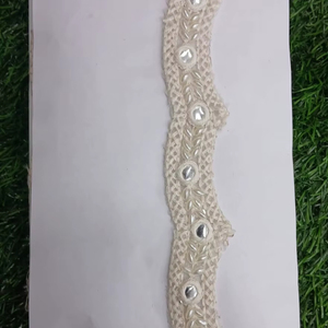 Hecho a medida en color blanco con trabajo de espejo y cordones bordados a máquina estampados scalaping para prendas y vestidos. - Product Image 1