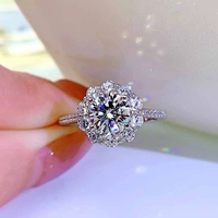 Bague en argent 2025 tendance : 1CT CZ haute teneur en carbone, sertissage micro-griffe pavé complet en argent massif 925 (style luxe euro-américain)
