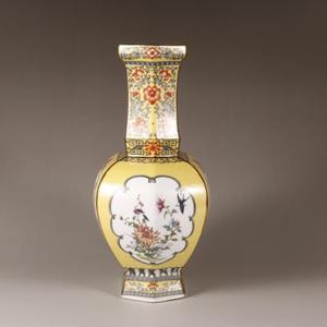 Vaso in Porcellana Cinese della Dinastia Qing, Dipinto <span class=keywords><strong>con</strong></span> Smalto Giallo e Dettagli Dorati, Decorazione Antica Esagonale <span class=keywords><strong>con</strong></span> <span class=keywords><strong>Fiori</strong></span> e Uccelli - Product Image 2