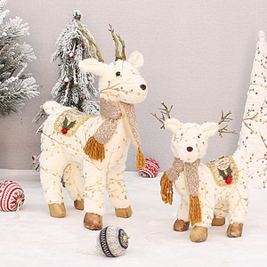 Ensemble de figurines de rennes en peluche avec écharpe et décorations de houx pour la décoration de salon de Noël - Product Image 2