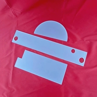 Plaque carrée en silice fondue de haute pureté sur mesure, avec trous percés, feuille de quartz doublement givrée, 92 % de transmission lumineuse pour