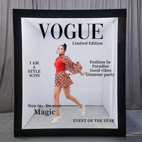 Boîte à magazines noire METO, photomaton avec cadre métallique - Décoration de stand d'événement de mariage moderne avec design intérieur personnalisé