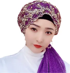 Splendido cappuccio elastico musulmano per donna all'ingrosso delicato ricamo in pizzo di piume con perline sciarpa Hijab islamica
