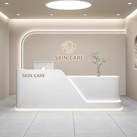 Comptoir de réception personnalisé en MDF avec éclairage LED, façade blanche mate à grain de bois, logo personnalisé pour salon de beauté, spa, clinique esthétique