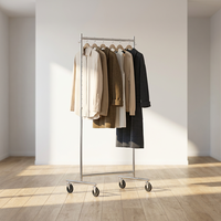 Kledingrek met hangrail, staand, van metaal met houten voet