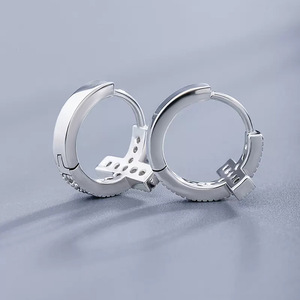 Piccoli orecchini a croce da donna, semplici accessori per l'uso quotidiano - Product Image 2