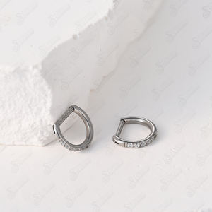 Joyería Hipoalergénica para Piercing de Nariz, Diseño en Forma de D con Segmento Articulado de Titanio G23, 1.0 mm, Blanco, Zirconia Redonda 5A con Engaste de Garra - Product Image 4