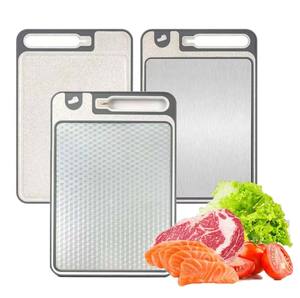 Planche à découper antibactérienne en maille double face en acier inoxydable 304 avec aiguiseur de couteau intégré - Product Image 1