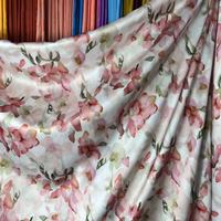 Tissu satiné de fleurs élégantes d'impression de poids moyen de polyester de haute qualité pour la robe et les pyjamas de femmes