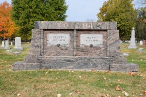 Mausoleo de Granito Americano Tradicional Personalizado con 1 Año de Garantía para Uso en Cementerios - Product Image 5