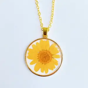 Acrylic Epoxy Rein Necklaces Large Round Dried Chrysanthemum Flower Charm Design Pendant Latest Necklace