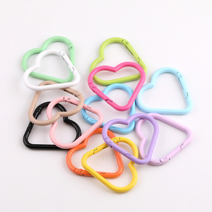 Mosquetón Metálico en Forma de Corazón Colorido de 44 mm, Accesorios Portátiles para Joyería DIY, para Bolsos, Llaveros y Ganchos para Mascotas - Product Image 1