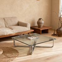 Table basse carrée moderne en verre avec structure en acier pour le rangement dans les petits espaces du salon
