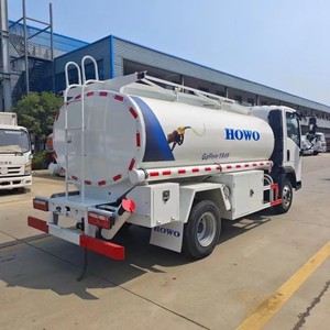 Petit camion-citerne HOWO 4x2 de 6000 L pour le transport de liquides inflammables, de diesel et d'essence - Product Image 4