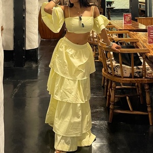 ชุดเซ็ตสองชิ้นสีเหลืองสำหรับผู้หญิง เสื้อครอปเปิดไหล่แขนพอง และกระโปรงแม็กซี่ระบายเป็นชั้นๆ ชุดสำหรับวันพักผ่อน - Product Image 2