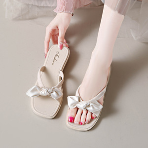 Tendance mode féminine : Sandales de plage et de villégiature élégantes, polyvalentes, respirantes, à enfiler, pour l'été, usage extérieur, design antidérapant, motif floral - Product Image 3