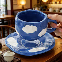 Ensemble de tasses à café en céramique peintes à la main, ciel bleu et nuages blancs, tasses à café de l'après-midi avec soucoupes, tasses à thé irrégulières façonnées à la main avec soucoupes