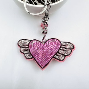 Llavero Mosquetón Corazón de Cristal Creativo, Colgante de Corazón de Terciopelo Coreano de Moda con Alas, Estilo de Dibujos Animados Ecológico - Product Image 3