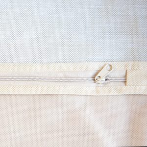 Housse de protection pour vêtements Tnt 137x60 cm beige avec côté transparent et fermeture éclair pour la protection des vêtements - Product Image 3
