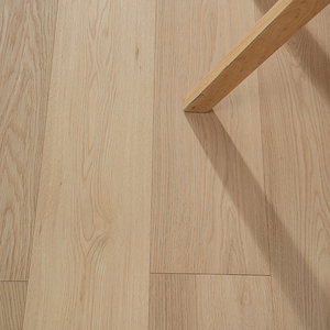 Parquet en bois massif chêne blanc brossé multicouche EN717-1, qualité AB, anti-mites, système clic, largeur 15 mm, pour villa - Product Image 1