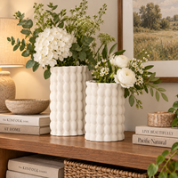 Vase à fleurs en céramique imprimé en 3D avec texture géométrique en relief et bord ondulé