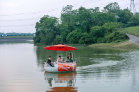 Bateau Électrique Flottant pour Fêtes et Grilsades en Lac et Mer, Restaurant Aquatique, Donuts, BBQ, Capacité 6-8 Personnes, Parapluie
