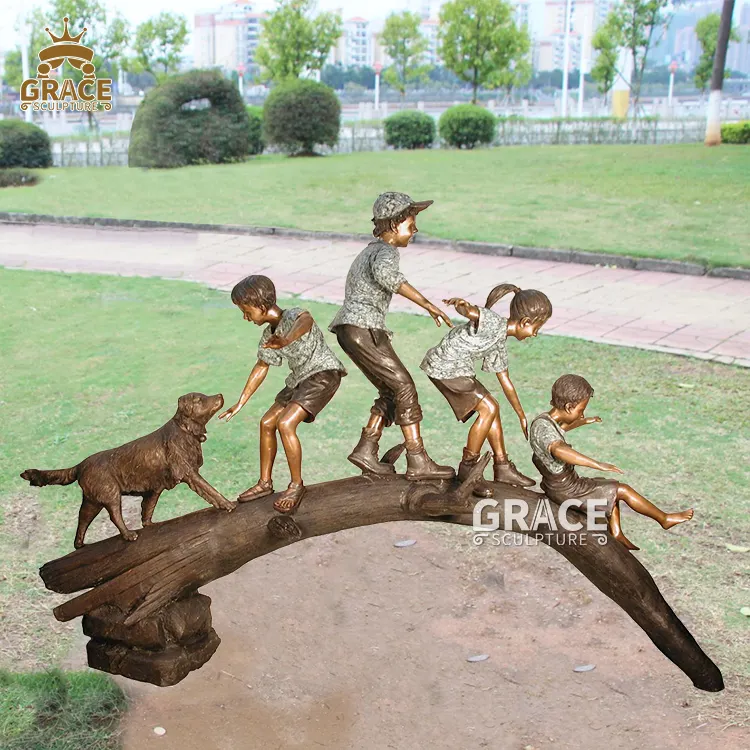 Bronza çocuk oyun bir ağaç kütüğü heykel Modern pirinç çocuk ve köpek heykeli