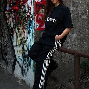 Ensemble survêtement femme streetwear gothique : T-shirt graphique oversize avec logo personnalisé et pantalon <span class=keywords><strong>de</strong></span> jogging à rayures latérales - Product Image 5