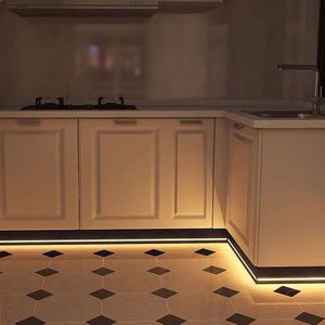 <span class=keywords><strong>Prix</strong></span> de gros Plinthe LED Canal Aluminium Personnalisé Noir PC Couverture Home Design Décoration murale Plinthe Éclairage - Product Image 2