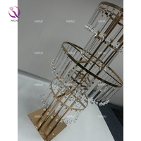 Nouvel arrivage de décorations de mariage légères de luxe 50x100cm à cinq niveaux support de fleurs en métal doré avec décoration de pendentif en perles acryliques