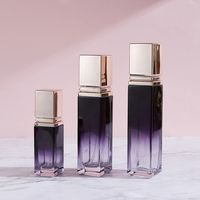 Emballage de soins de la peau de luxe en verre carré de 30 ml, 100 ml, 120 ml, flacon de lotion, de toner, de crème pour le visage avec bouchon doré