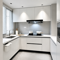 Armoires de cuisine modernes minimalistes, sur mesure, couleur crème mate, en forme de L, avec plan de travail en quartz