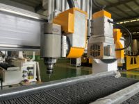 Machine de fraisage CNC à quatre axes avec broche ATC 9KW, changeur d'outils à disque, lame de scie rotative et plateau pour portes