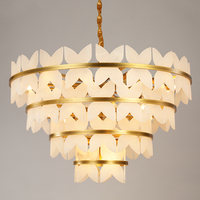 Lustre intemporel finition laiton brossé, abat-jour en alabâtre en forme de pétales, angle de faisceau 360°, suspension pour villa de luxe et maison moderne