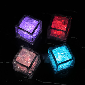 Glaçons lumineux carrés en plastique LED, lampes à glace clignotantes colorées pour KTV, bar, accessoires de mariage, paquet de 10 - Product Image 4