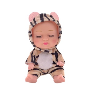 Muñeca de simulación de bebé recién nacido, muñeca de dormir con ropa de animales, venta al por mayor, adecuada para que los niños la jueguen con seguridad. - Product Image 6