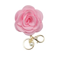 Porte-clés fleur rose camélia japonais Kawaii Porte-clés fausse perle fleur en tissu rose mignon pour femmes Bijoux tendance Pendentifs Charms