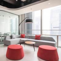 Ensemble de poufs et bancs modernes contemporains avec revêtement textile durable et structure métallique pour usage commercial, salon, bureau à domicile, hôtel, appartement