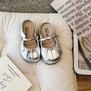 Nouvelles Chaussures d'été pour Enfants en Gros : Sandales Princesse Argentées Mignonnes pour Filles, Style Uni, Chaussons Chinois pour Enfants en Vrac - Product Image 3