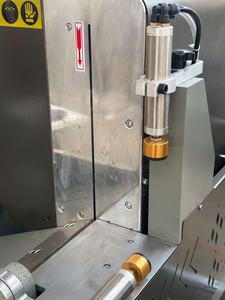 Scie de découpe de précision à double tête CNC YBKE 5800x1750x1250mm pour la fabrication de fenêtres et de portes en aluminium et PVC - Product Image 4