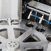 Automatische kleine papieren beker- en plastic beker vul- en sluitmachine met datumprinter en afsluitapparaat voor het verpakken van water/yoghurt