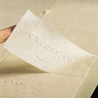 Autocollant en papier texturé haut de gamme personnalisé, autocollant de logo en gros, autocollant gaufré pour emballage de bougies, de parfums et de canettes