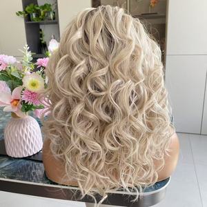 Peluca Sintética Premium de Moda Más Vendida en 2026 para Teñir Rubia con Encaje Transparente Invisible y Línea de Cabello Escandinava Larga y Rizada - Product Image 6