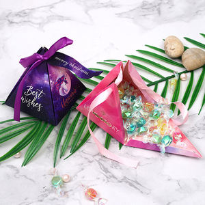 Petite boîte cadeau en forme <span class=keywords><strong>de</strong></span> pyramide triangulaire pour bonbons et chocolats avec ruban pour les invités <span class=keywords><strong>de</strong></span> mariage - Product Image 4