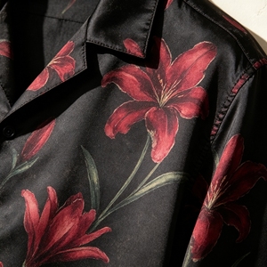 Camicia Hawaiana Casual in Seta Satinata con Stampa Floreale di Gigli Bordeaux, Maniche Corte, Stile Resort, Personalizzata Sehe Fashion - Product Image 3