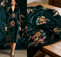 Tissu en velours élégant haut de gamme avec broderie de perles et de paillettes pour robes de soirée, vêtements de haute couture et utilisation dans la création de mode