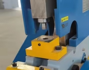 Máquina Combinada Compacta de Cizallado y Punzonado Mecánico para un Procesamiento de Barras Planas y Placas de Alta Eficiencia - Product Image 5